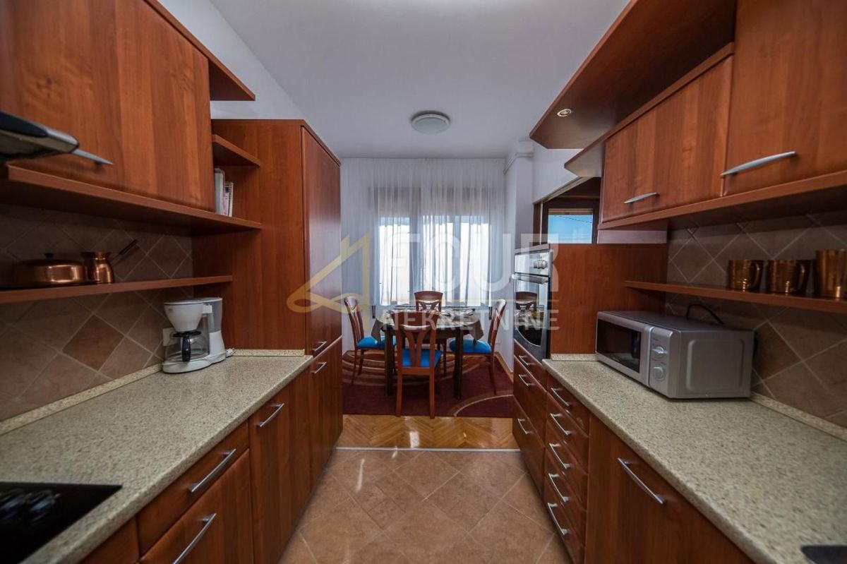 Dramalj, Crikvenica, 250m2