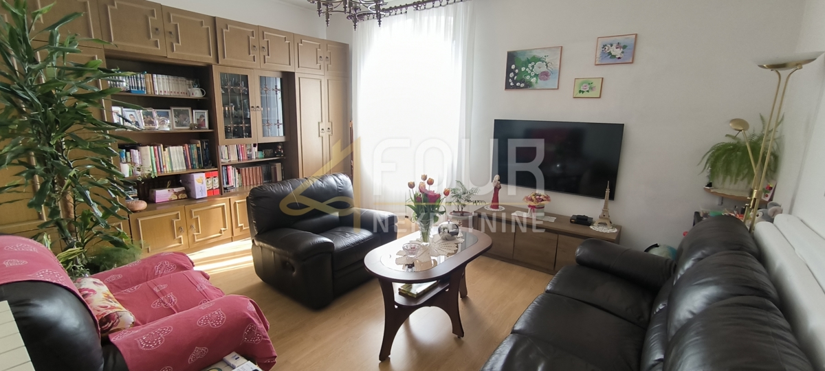 PolA, centro, monolocale più una stanza, balcone, vista sul mare