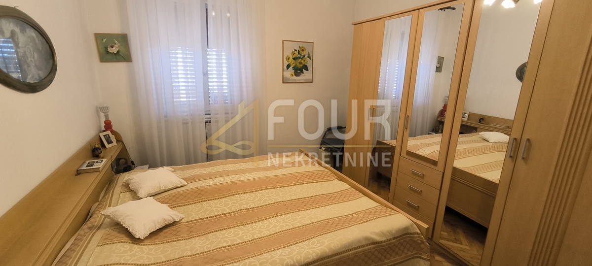 PolA, centro, monolocale più una stanza, balcone, vista sul mare