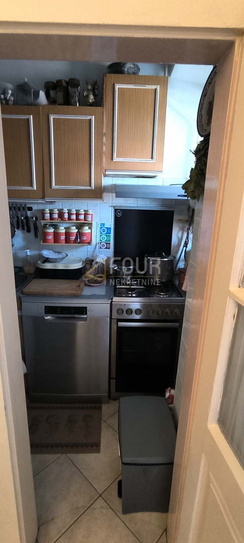 PolA, centro, monolocale più una stanza, balcone, vista sul mare