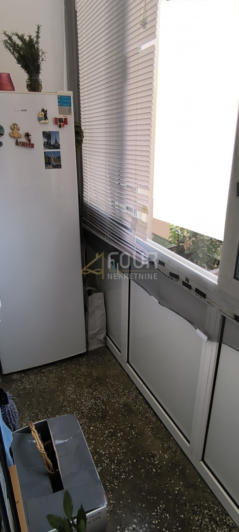 PolA, centro, monolocale più una stanza, balcone, vista sul mare