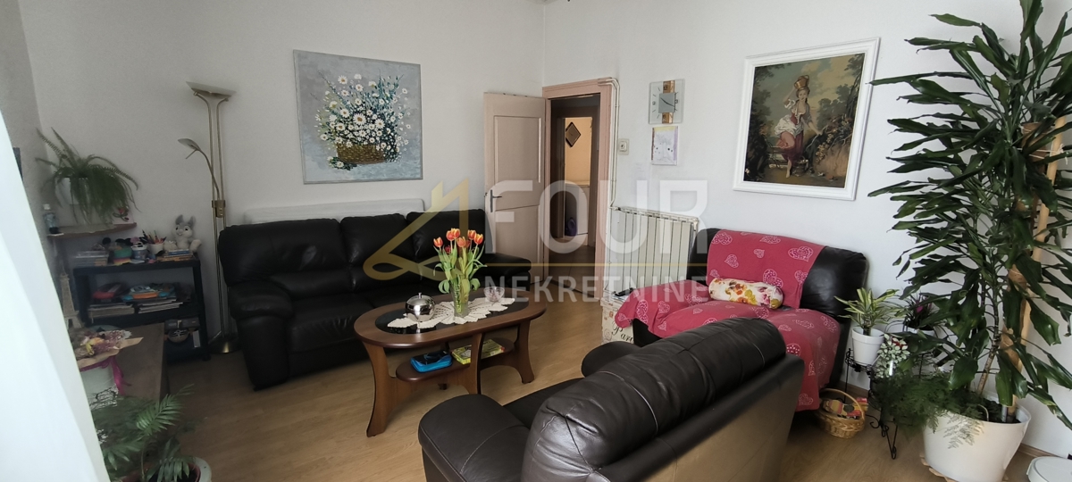 PolA, centro, monolocale più una stanza, balcone, vista sul mare