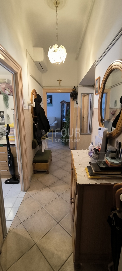 PolA, centro, monolocale più una stanza, balcone, vista sul mare