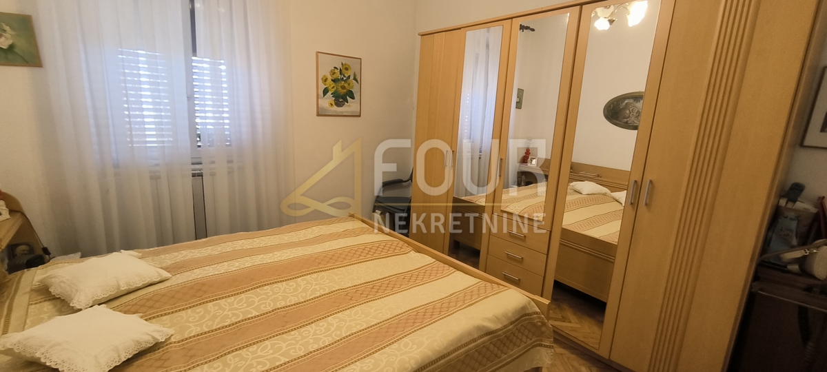 PolA, centro, monolocale più una stanza, balcone, vista sul mare