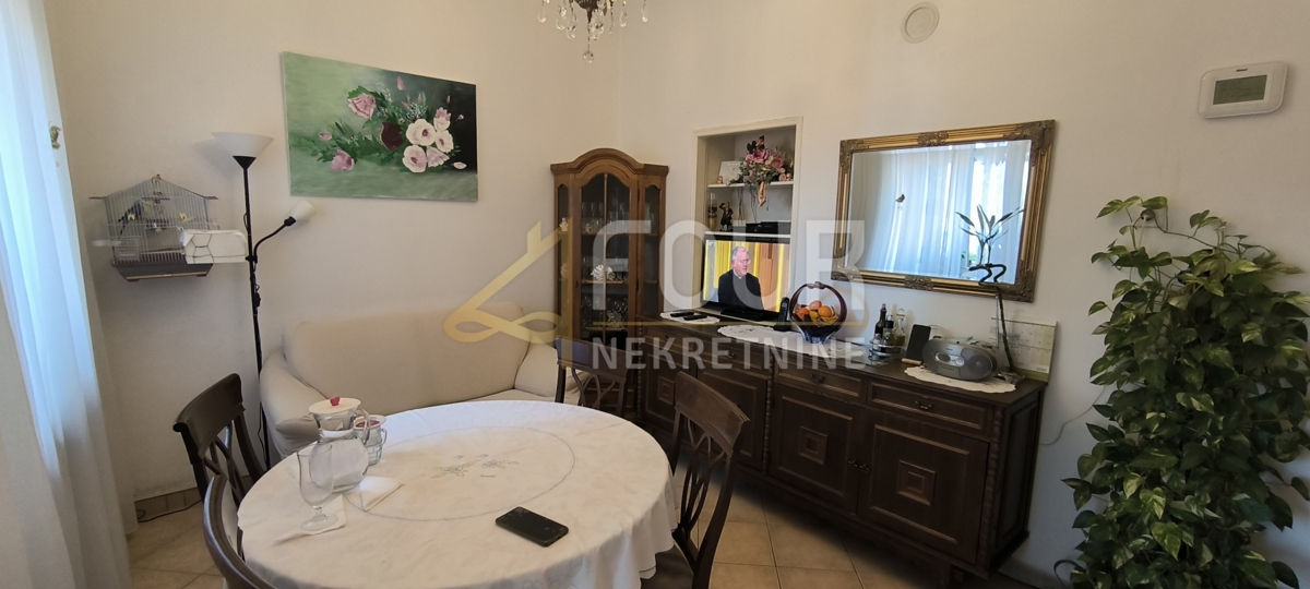 PolA, centro, monolocale più una stanza, balcone, vista sul mare