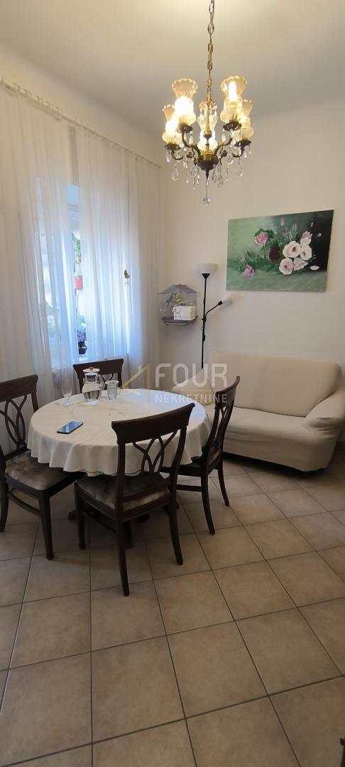 PolA, centro, monolocale più una stanza, balcone, vista sul mare