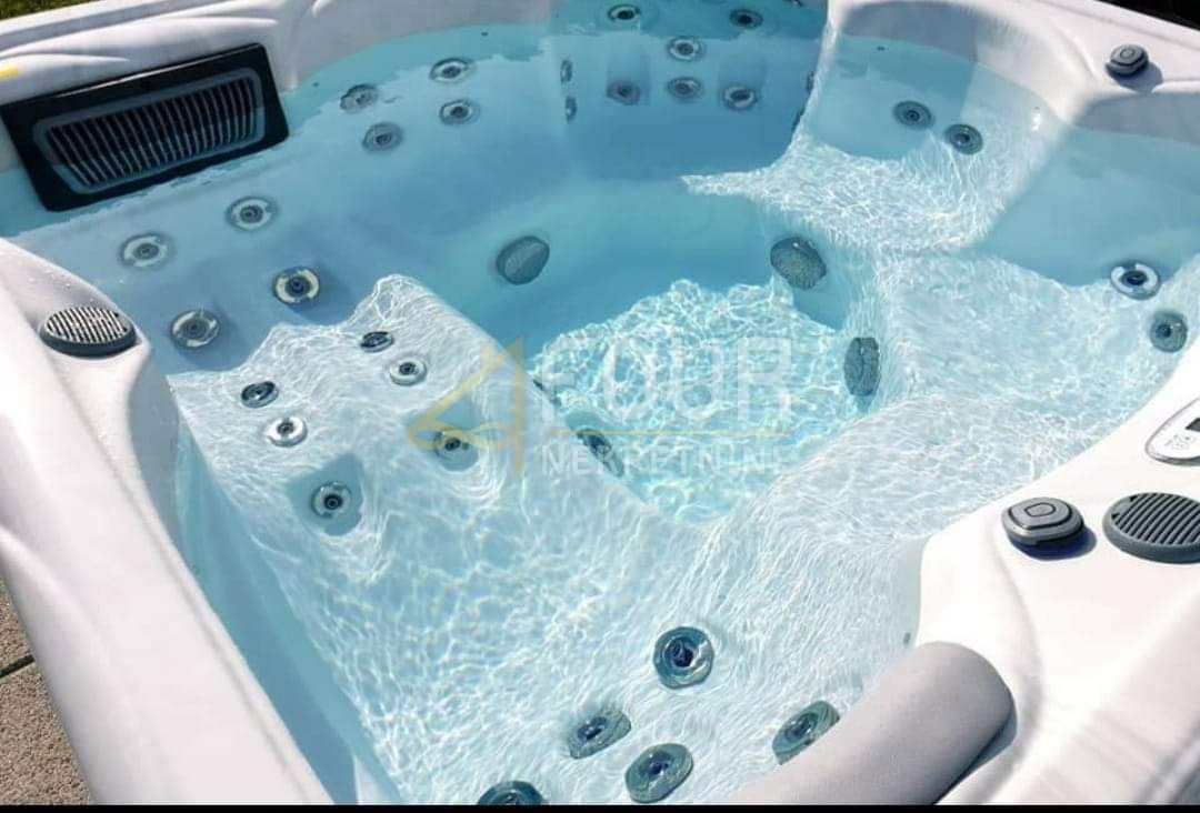 Ravna Gora, 305,49m2