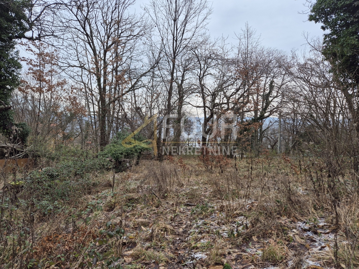 Lovran, terreno edificabile di 1674m2