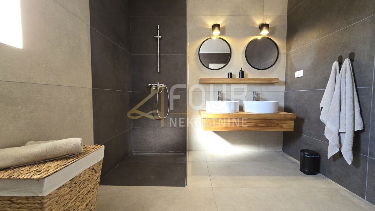 Jadranovo, Crikvenica, 200m2