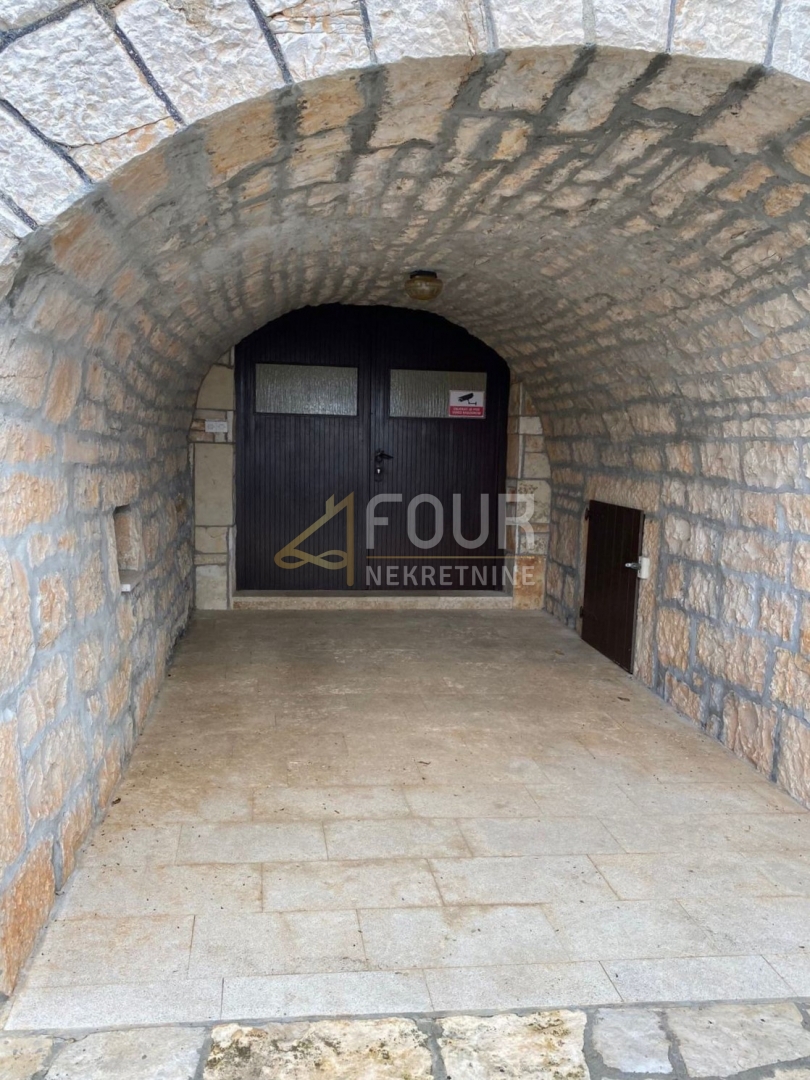 Istria, Parenzo, San Lorenzo, casa con piscina