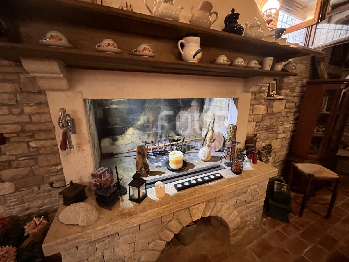 Istria, Rovigno, monolocale con camera da letto e soggiorno con cucina e terrazza arredata.