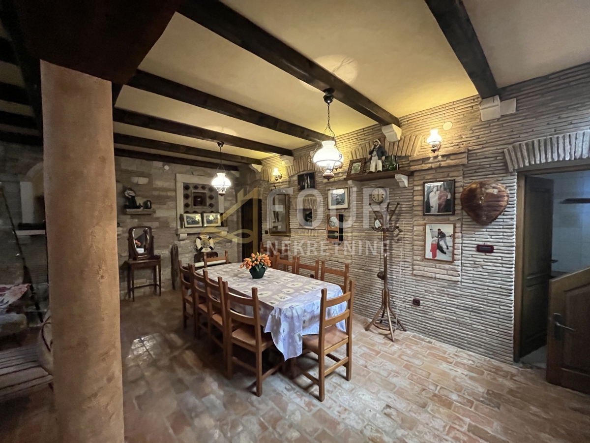 Istria, Rovigno, monolocale con camera da letto e soggiorno con cucina e terrazza arredata.