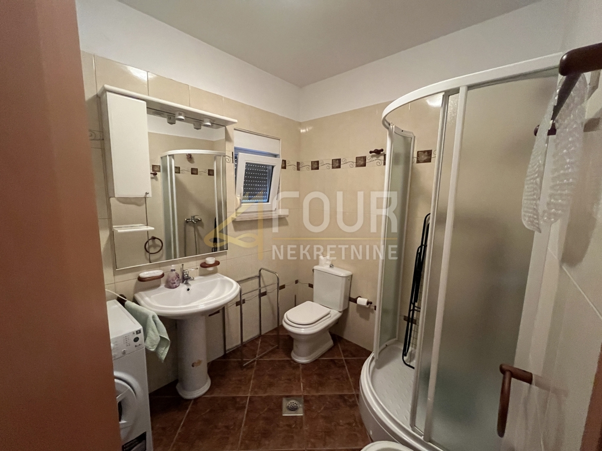 Istria, Rovigno, monolocale con camera da letto e soggiorno con cucina e terrazza arredata.