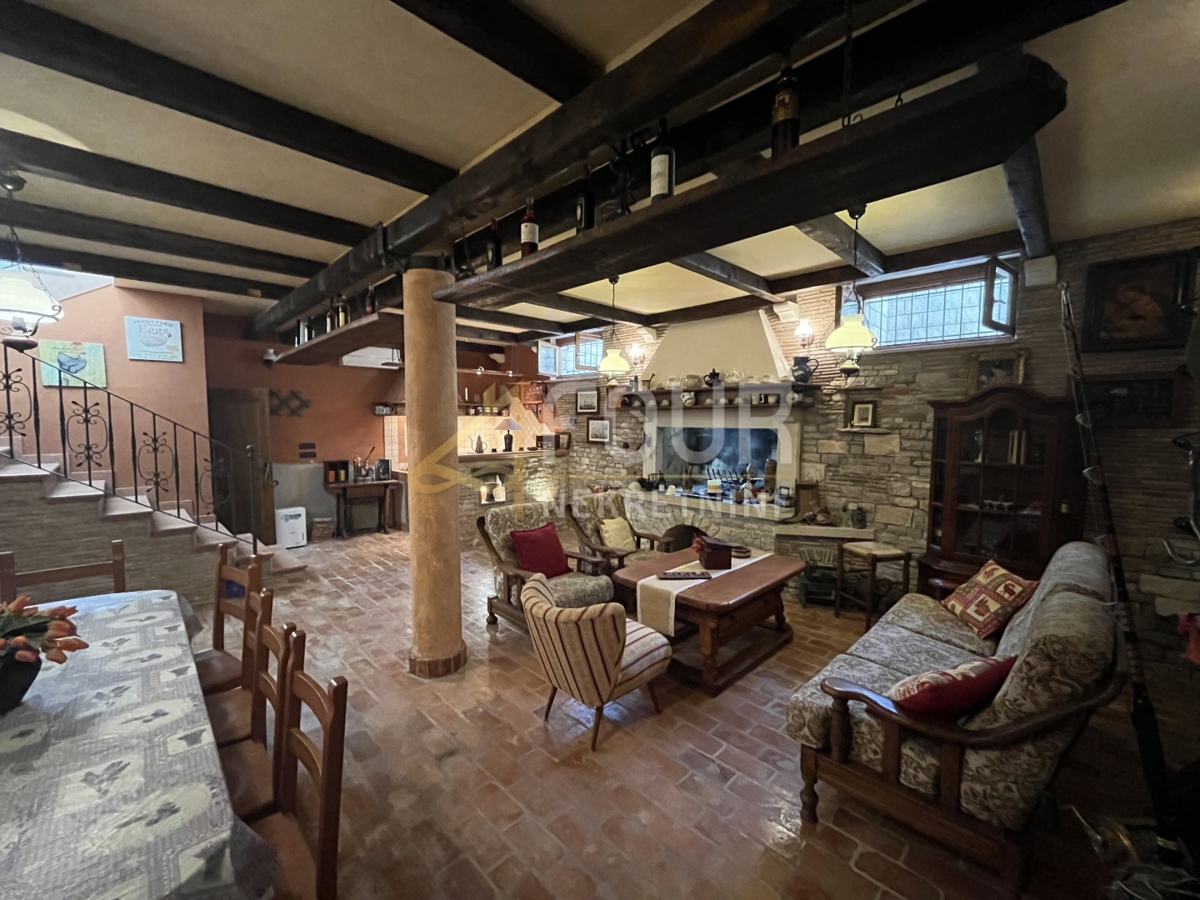 Istria, Rovigno, monolocale con camera da letto e soggiorno con cucina e terrazza arredata.