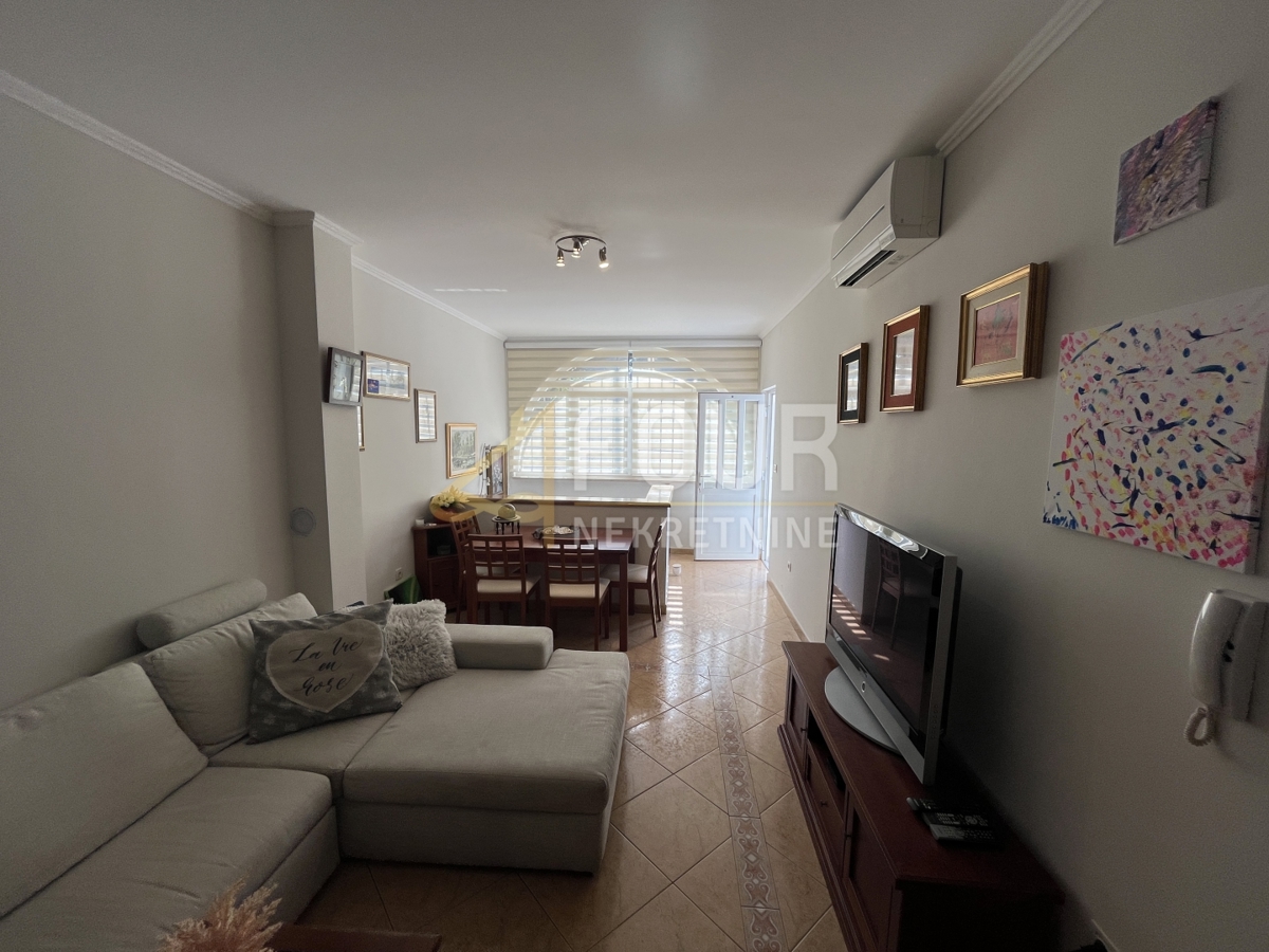 Istria, Rovigno, monolocale con camera da letto e soggiorno con cucina e terrazza arredata.