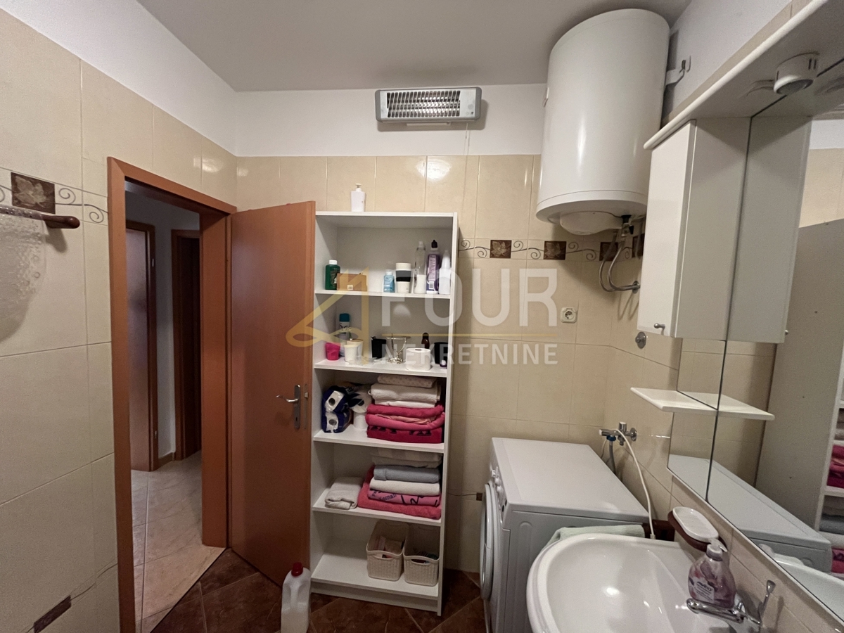 Istria, Rovigno, monolocale con camera da letto e soggiorno con cucina e terrazza arredata.