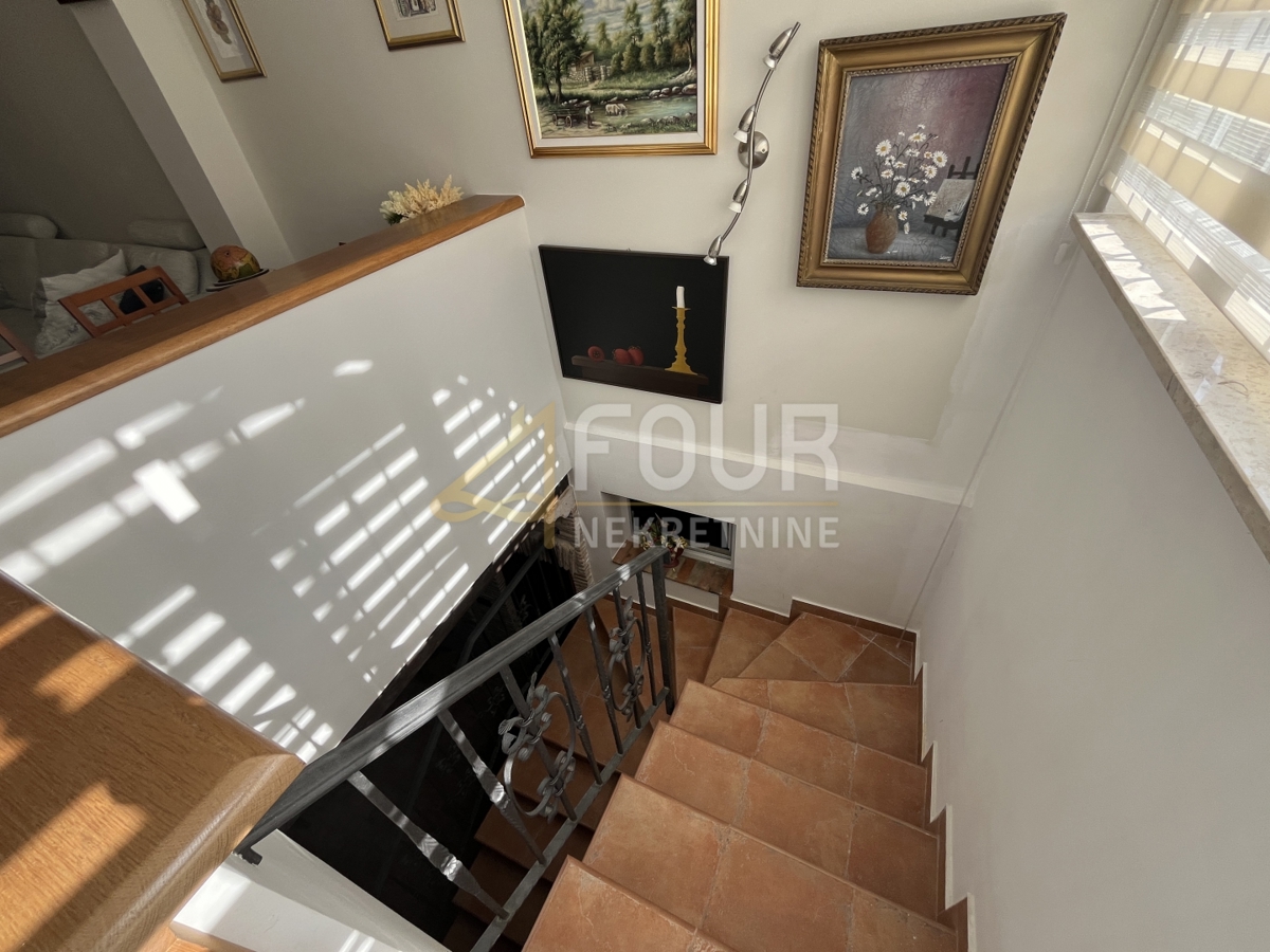 Istria, Rovigno, monolocale con camera da letto e soggiorno con cucina e terrazza arredata.