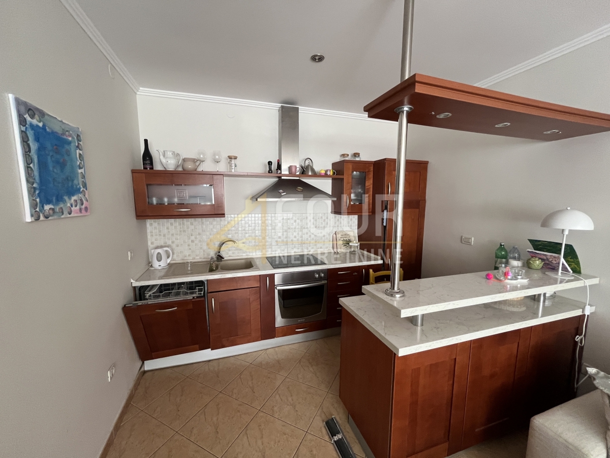 Istria, Rovigno, monolocale con camera da letto e soggiorno con cucina e terrazza arredata.