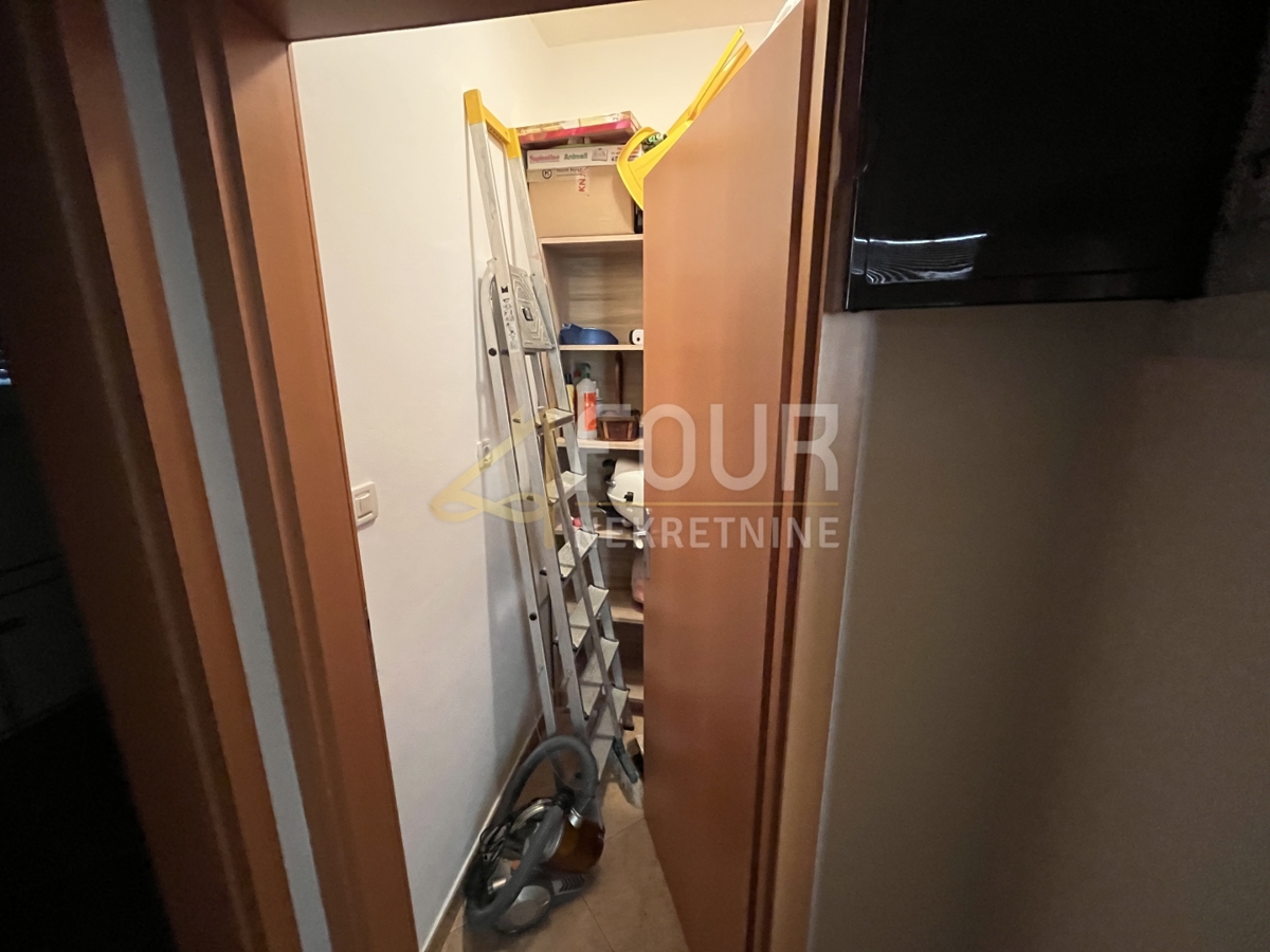 Istria, Rovigno, monolocale con camera da letto e soggiorno con cucina e terrazza arredata.