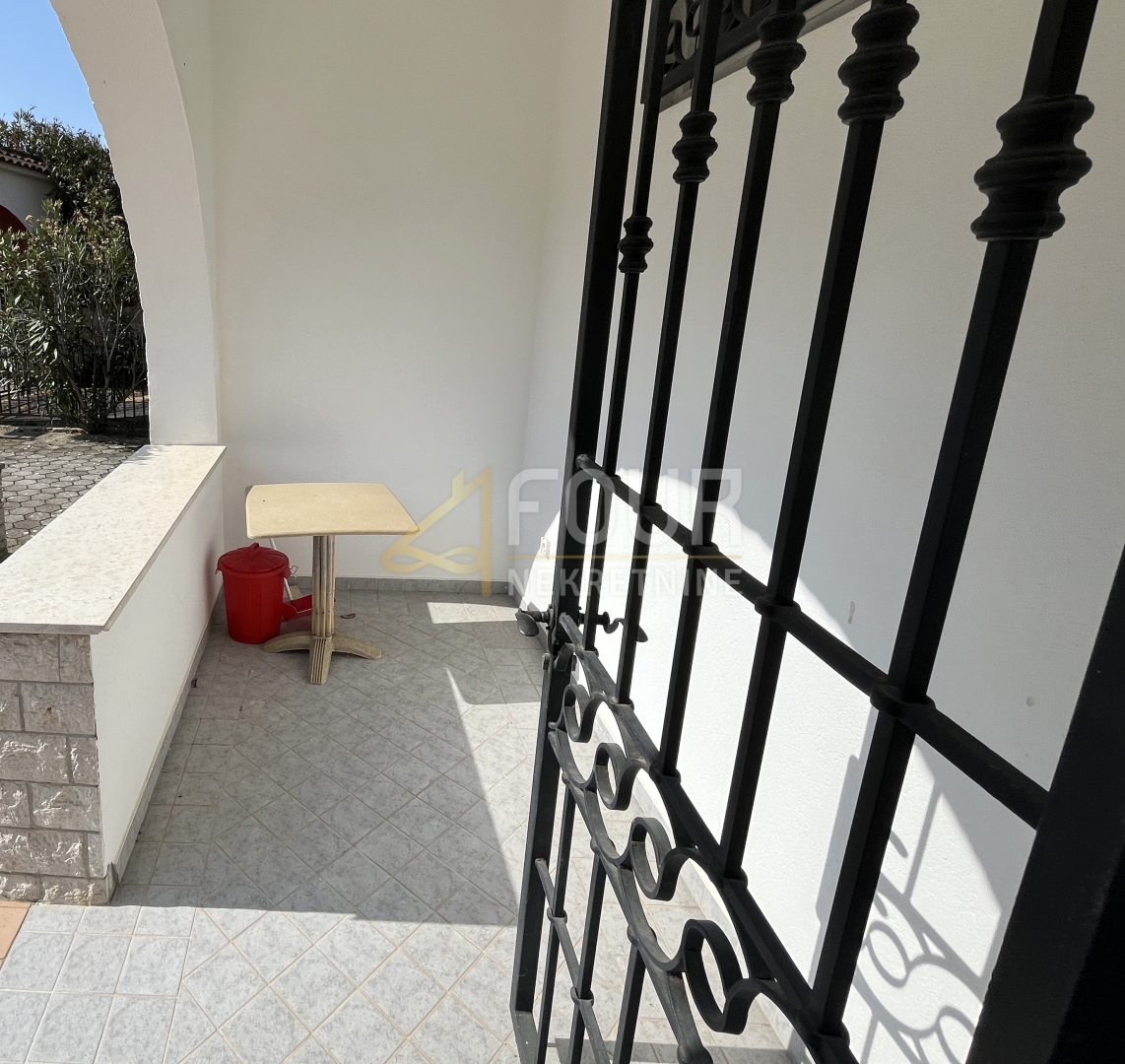 Istria, Rovigno, monolocale con camera da letto e soggiorno con cucina e terrazza arredata.