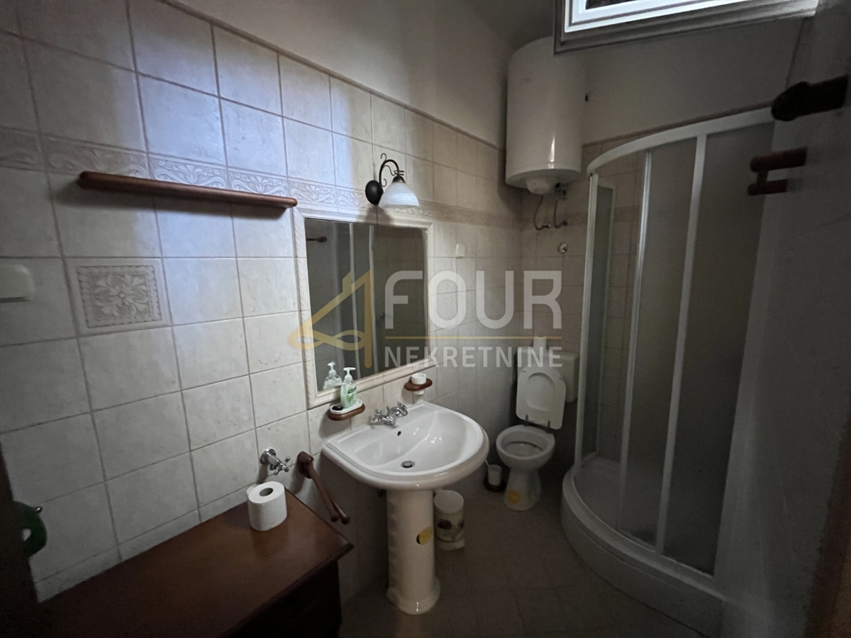 Istria, Rovigno, monolocale con camera da letto e soggiorno con cucina e terrazza arredata.