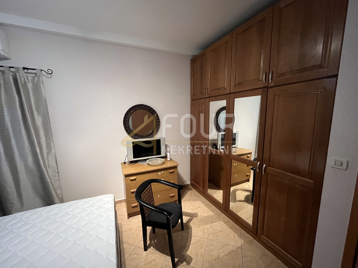 Istria, Rovigno, monolocale con camera da letto e soggiorno con cucina e terrazza arredata.