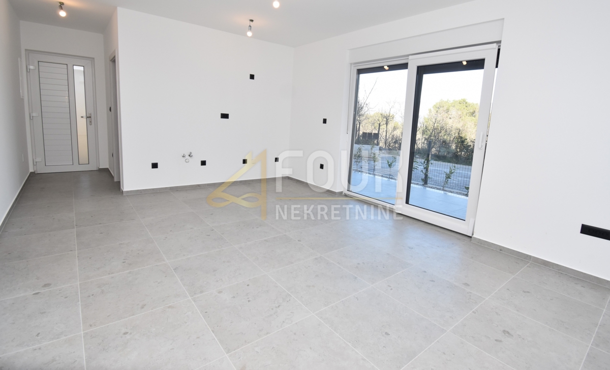 Isola di Krk, Čižići, nuova costruzione, 2 camere da letto + soggiorno, terrazza + giardino