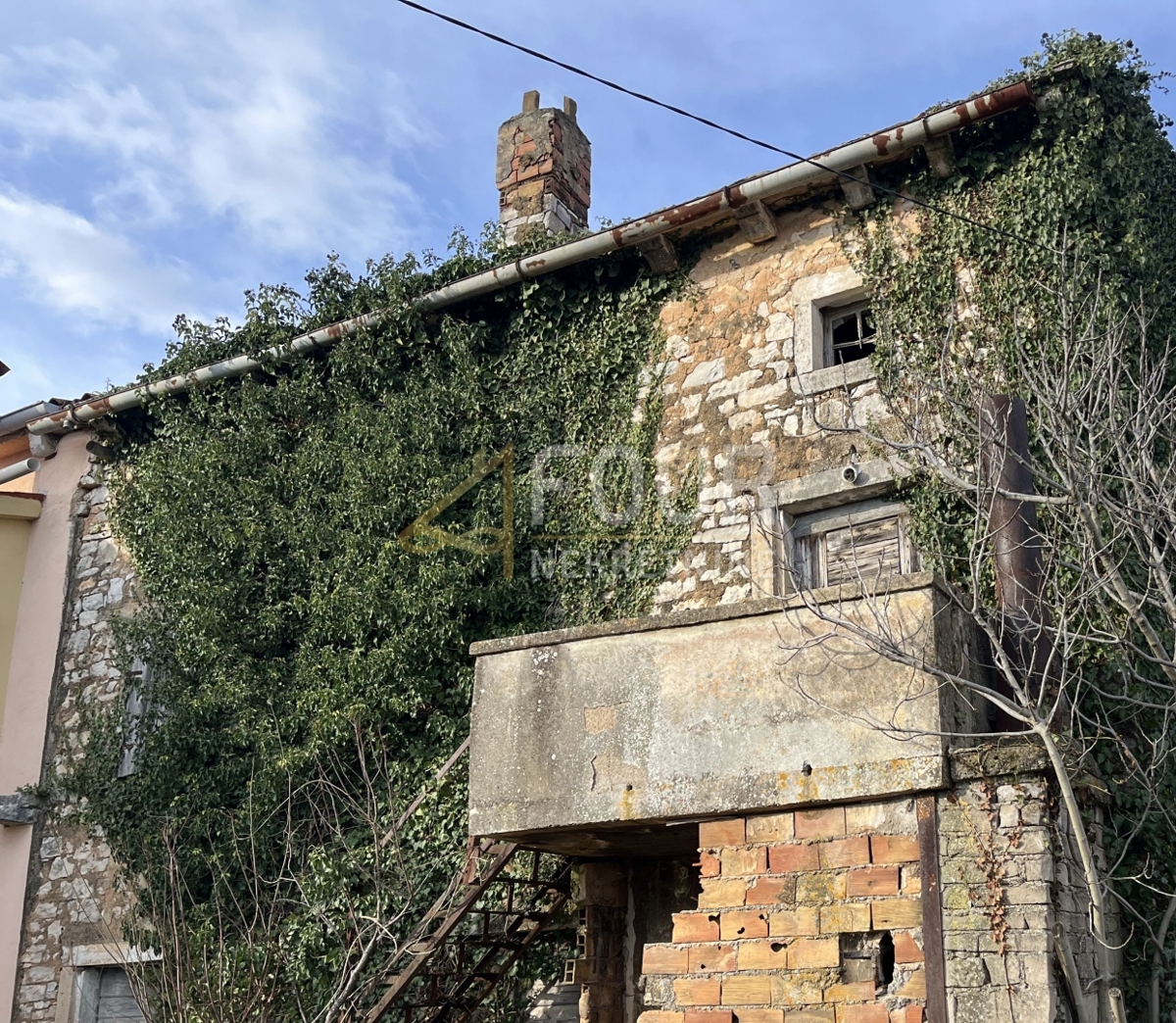 Istria, Svetvinčenat - zona circostante, casa a schiera in rovina