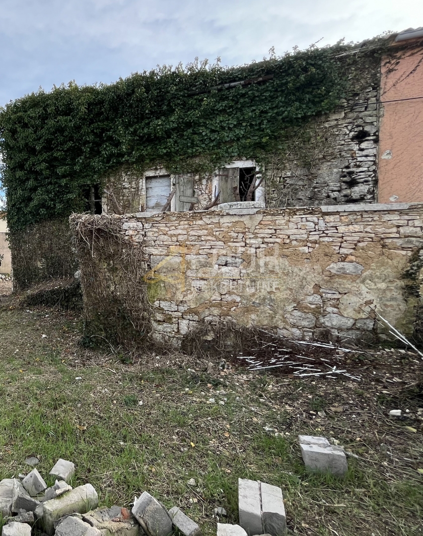 Istria, Svetvinčenat - zona circostante, casa a schiera in rovina