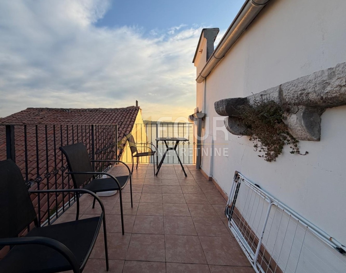 Istria, Parenzo, monolocale più camera da letto, 48m2, terrazza, vista mare