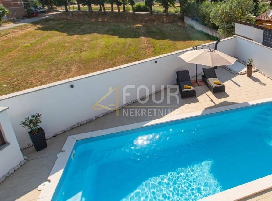 Istria, Marčana, casa gemella con piscina