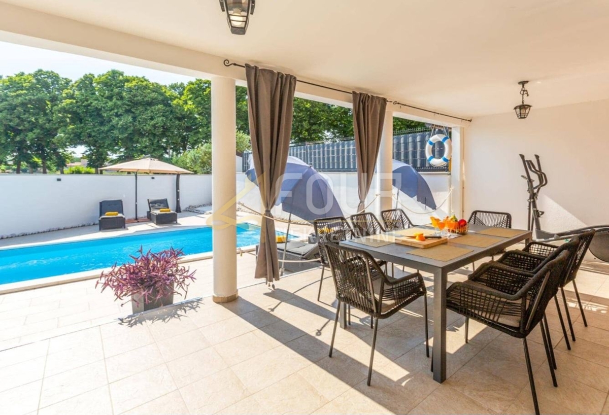 Istria, Marčana, casa gemella con piscina