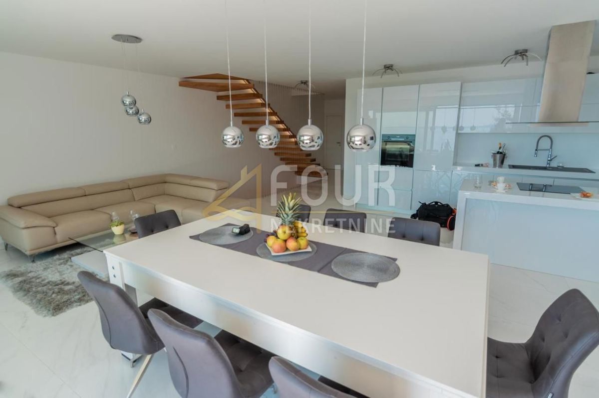 Pobri, Opatija - Okolica, 210,37m2