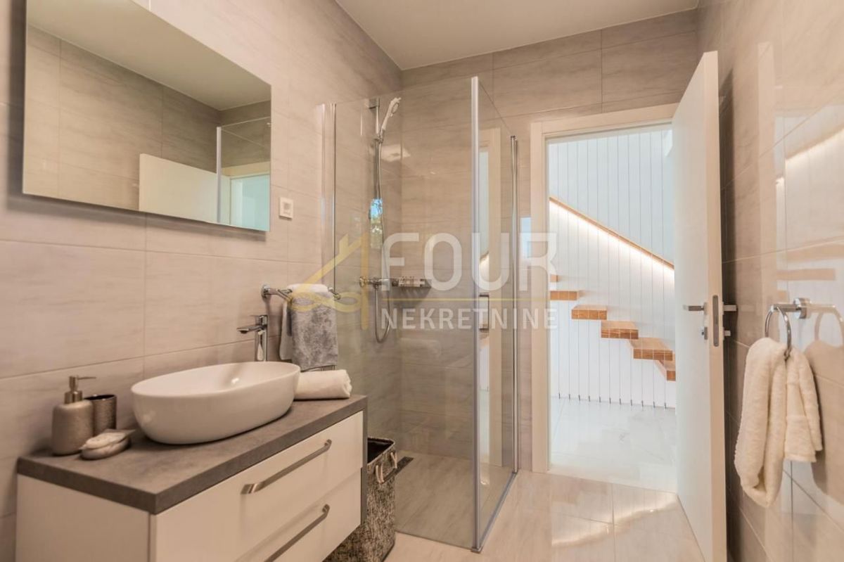 Pobri, Opatija - Okolica, 210,37m2