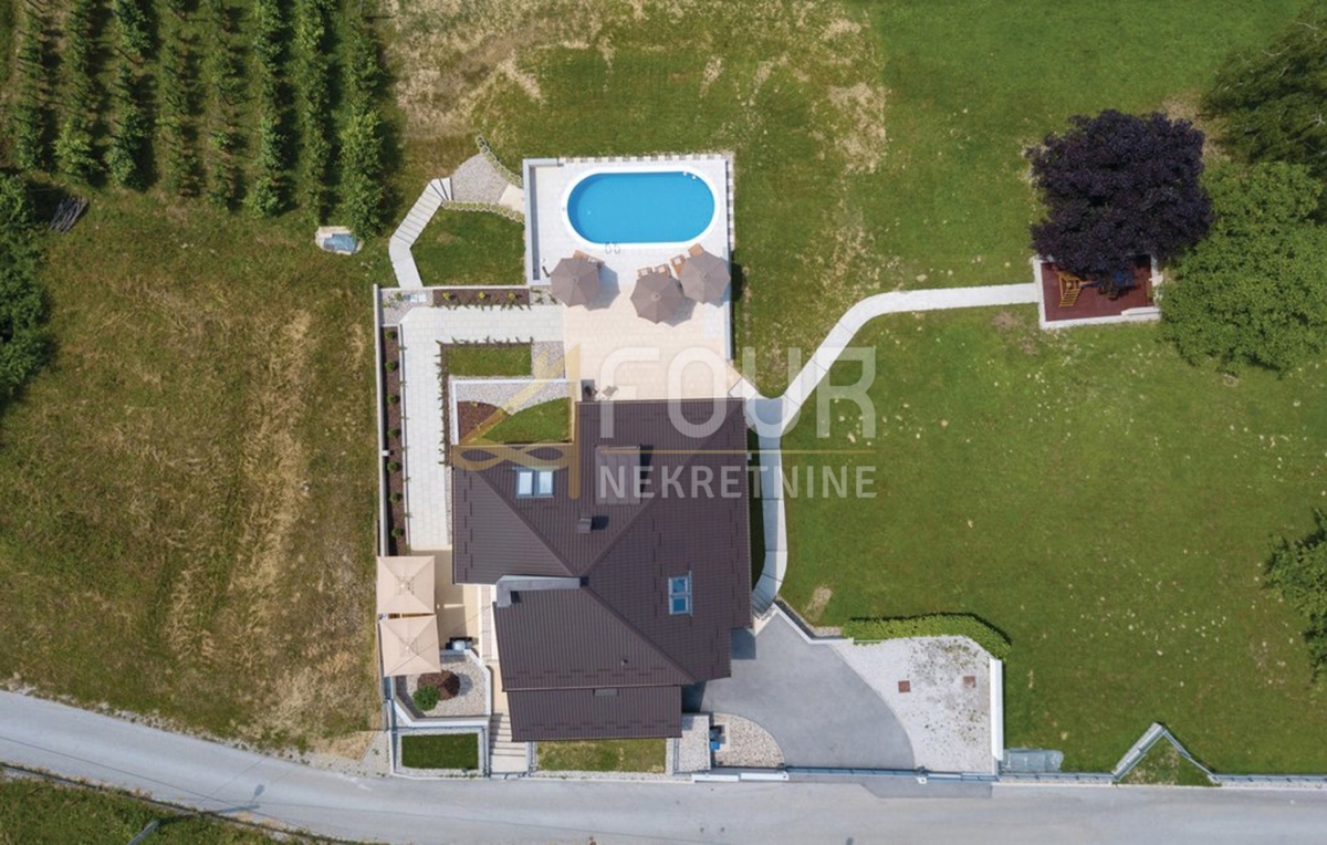 Zagreb, Starjak, casa familiare con piscina, garage e ampio giardino