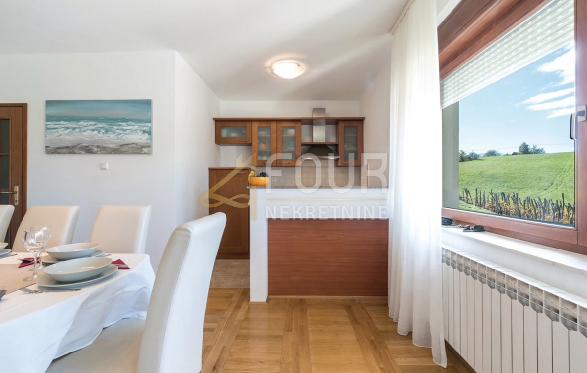 Zagreb, Starjak, casa familiare con piscina, garage e ampio giardino