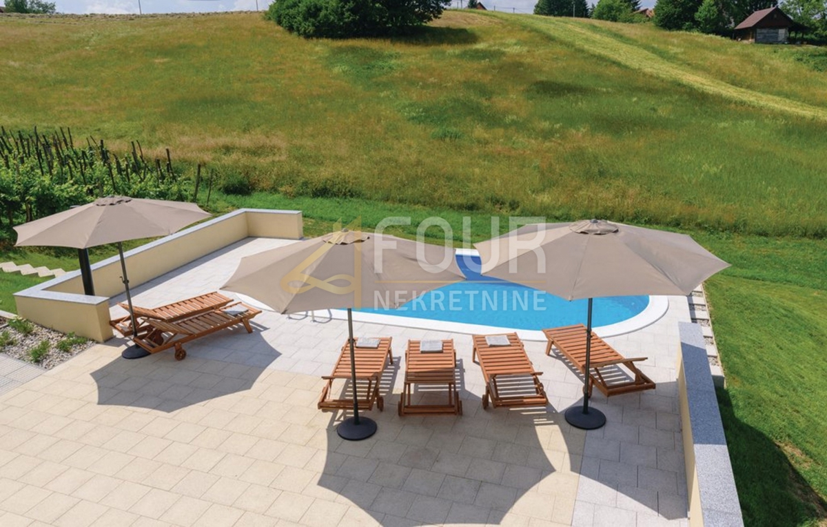 Zagreb, Starjak, casa familiare con piscina, garage e ampio giardino