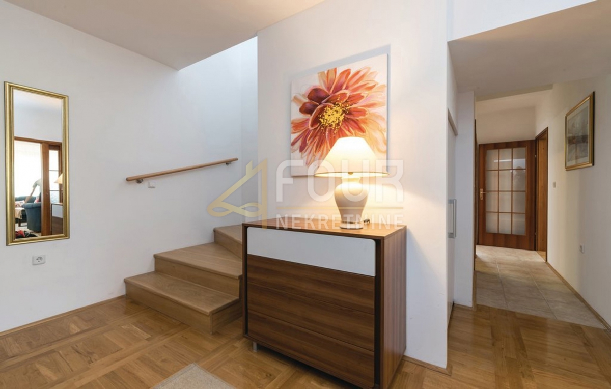 Zagreb, Starjak, casa familiare con piscina, garage e ampio giardino