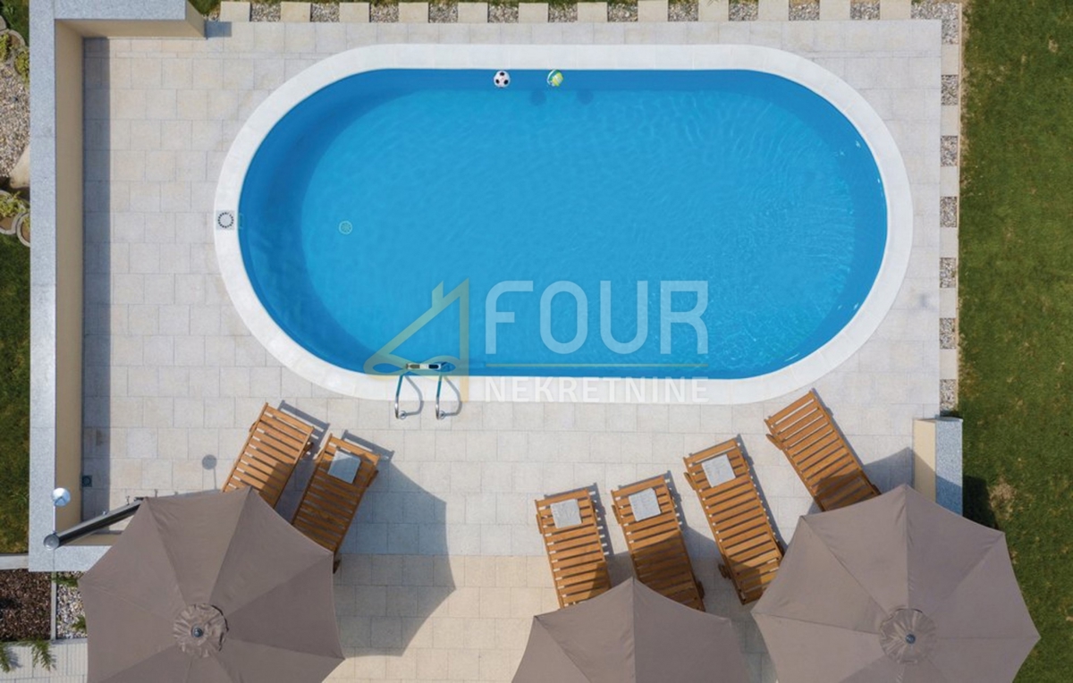 Zagreb, Starjak, casa familiare con piscina, garage e ampio giardino