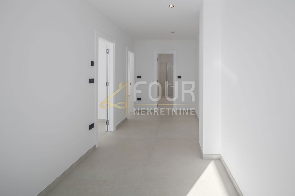 Istria, Rovigno, nuova costruzione, 159m2, quadrilocale su due piani con sala da pranzo, vista mare