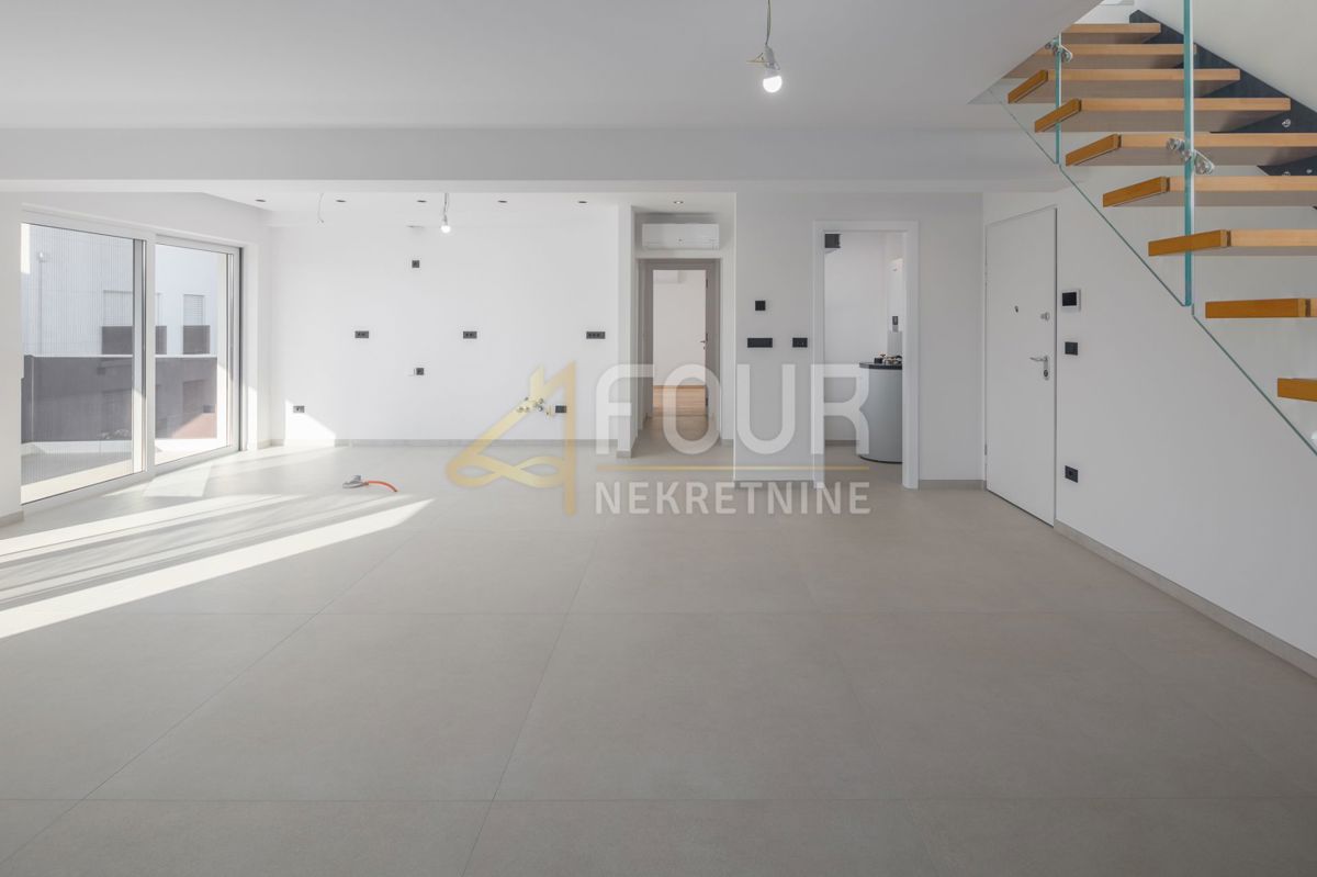 Istria, Rovigno, nuova costruzione, 159m2, quadrilocale su due piani con sala da pranzo, vista mare