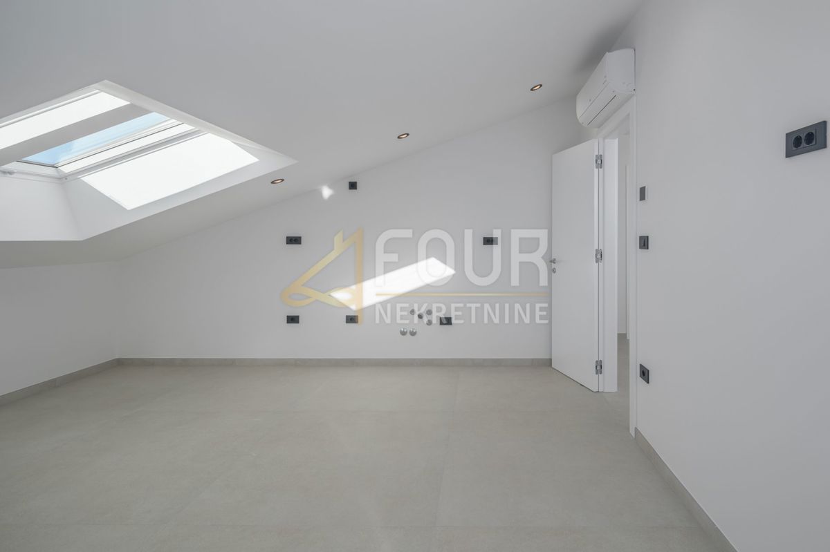 Istria, Rovigno, nuova costruzione, 159m2, quadrilocale su due piani con sala da pranzo, vista mare