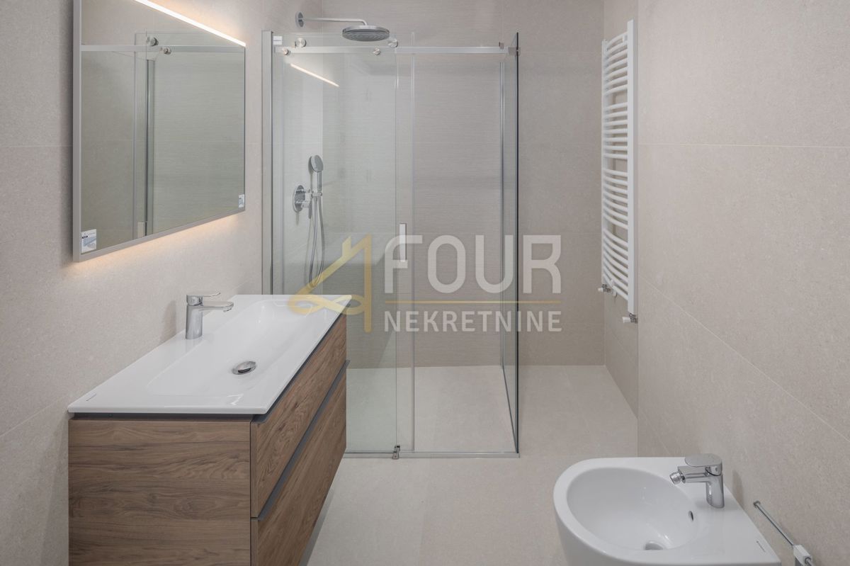 Istria, Rovigno, nuova costruzione, 159m2, quadrilocale su due piani con sala da pranzo, vista mare