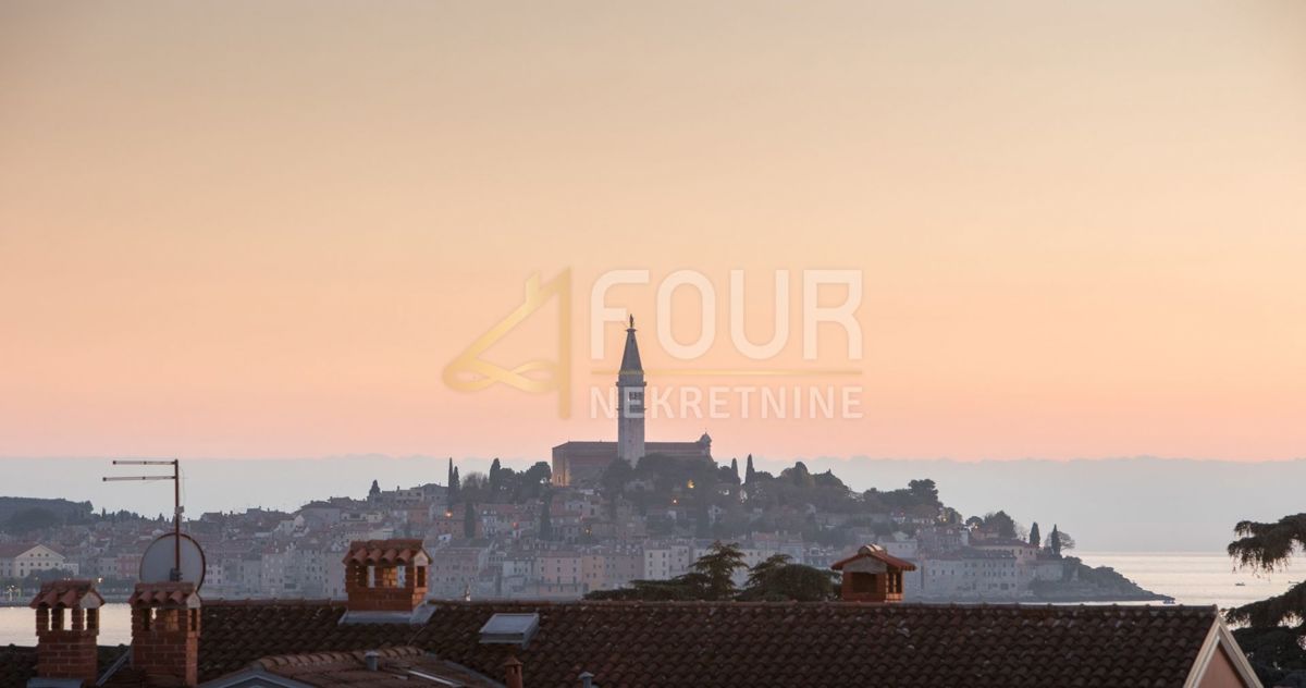 Istria, Rovigno, nuova costruzione, 159m2, quadrilocale su due piani con sala da pranzo, vista mare