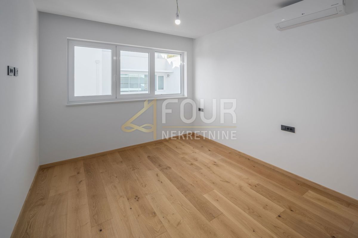 Istria, Rovigno, nuova costruzione, 159m2, quadrilocale su due piani con sala da pranzo, vista mare