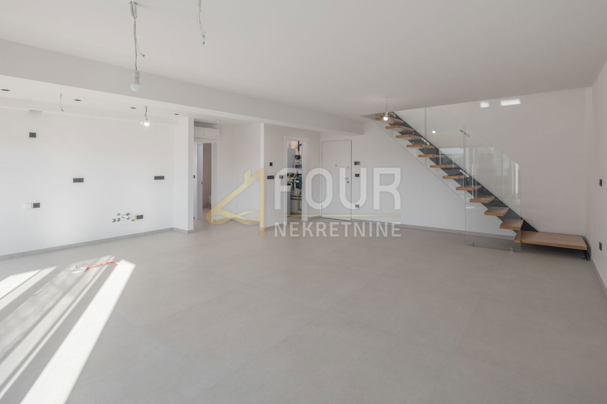 Istria, Rovigno, nuova costruzione, 159m2, quadrilocale su due piani con sala da pranzo, vista mare