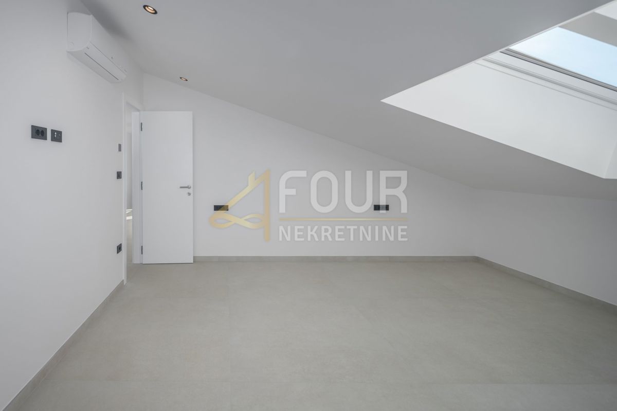 Istria, Rovigno, nuova costruzione, 159m2, quadrilocale su due piani con sala da pranzo, vista mare