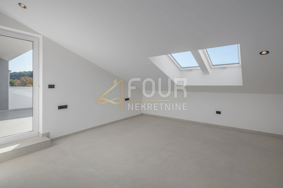 Istria, Rovigno, nuova costruzione, 159m2, quadrilocale su due piani con sala da pranzo, vista mare