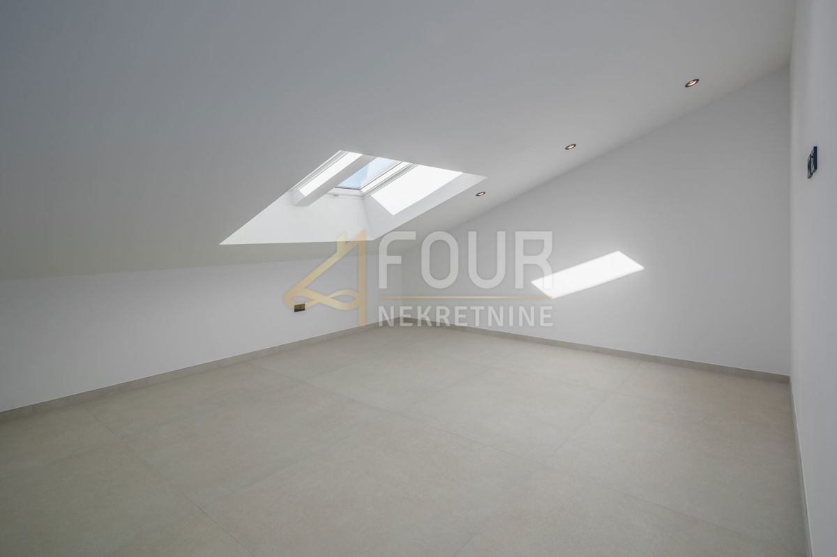 Istria, Rovigno, nuova costruzione, 159m2, quadrilocale su due piani con sala da pranzo, vista mare