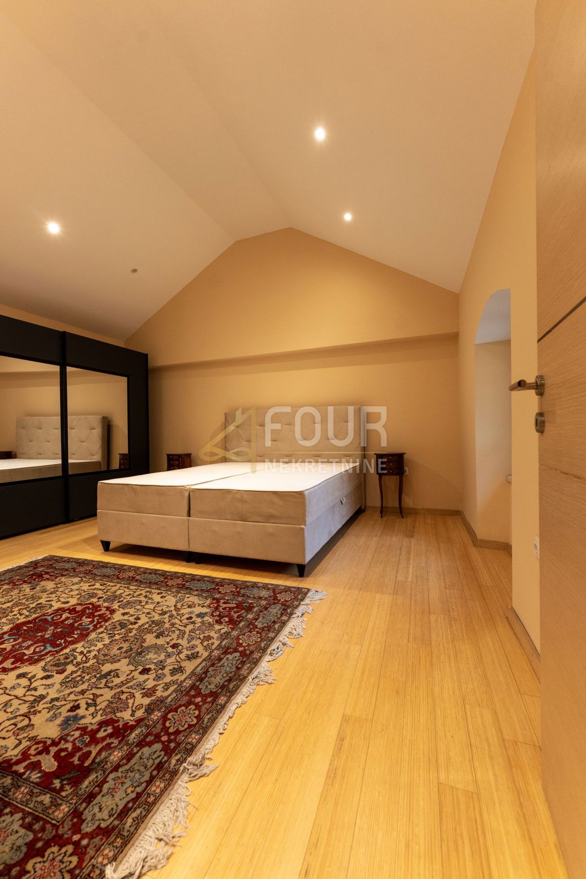 Opatija, 135m2, 2s+db, balcone, giardino, vista mare